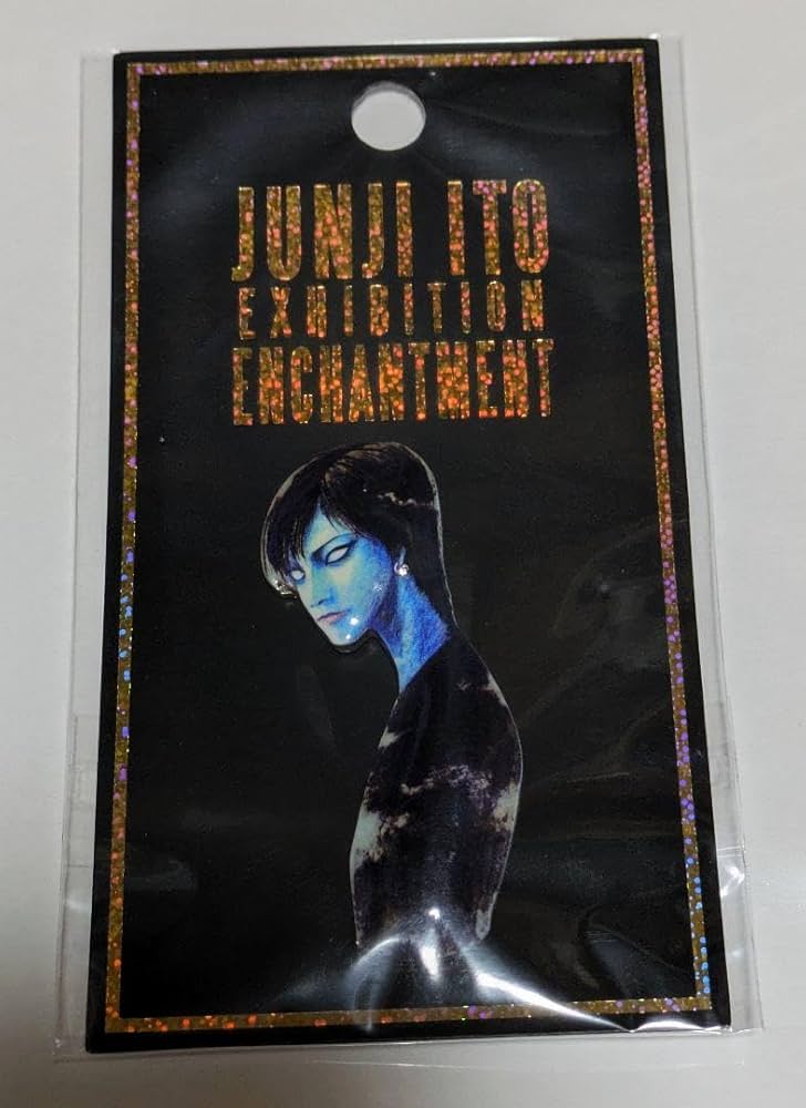Amazon.co.jp: 伊藤潤二展 誘惑 ホラーなメタルブローチ 黒服の